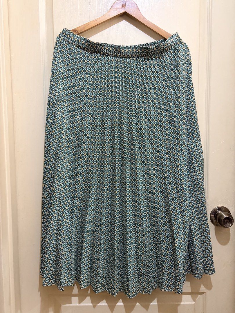 Max Studio Green Pleated Midi Maxi Skirt (Category: Skirts) located in Pasig City. Submitted by shopsmart.mnl (Listing ID 1466530154, Image 2). Description: BNWT L in tag 32” not stretched pa 33.5” length .