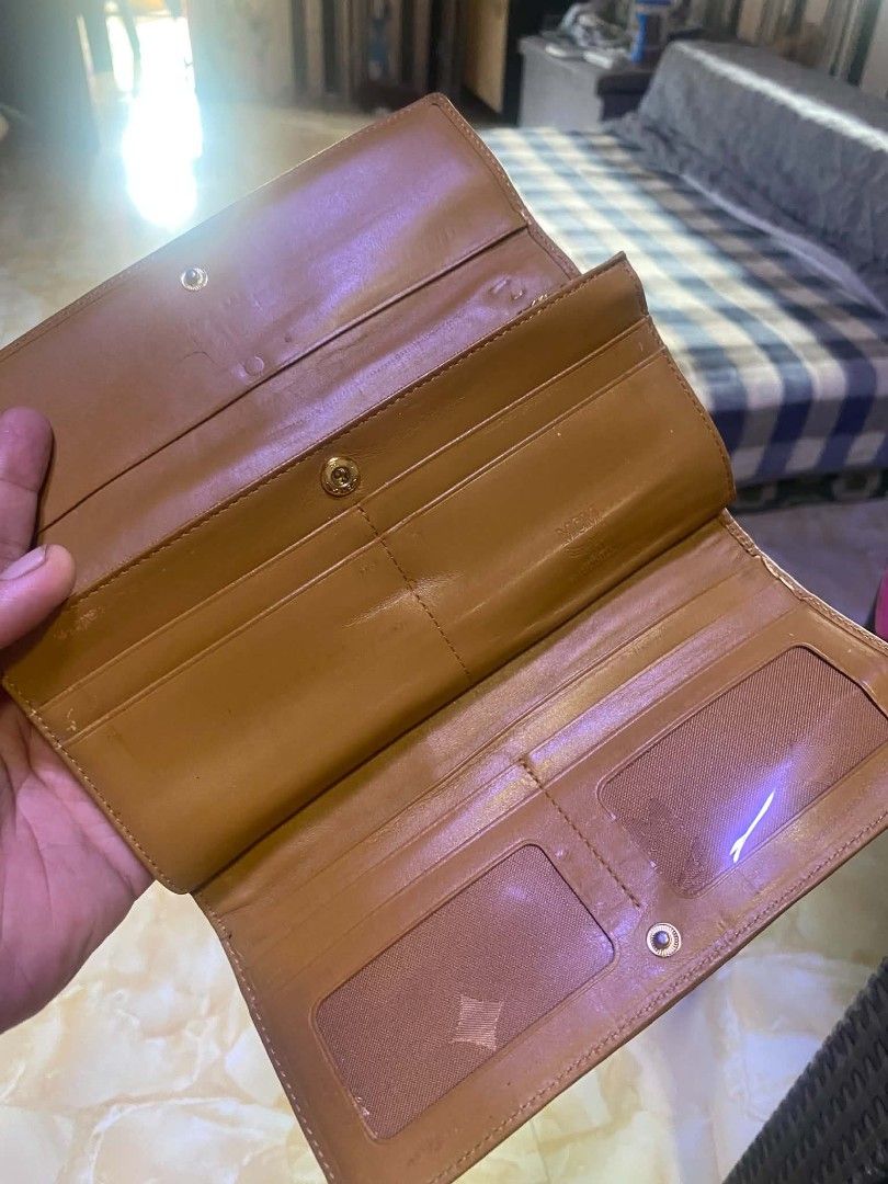 MCM WALLET (Category: Wallets & Card holders) located in Tagum. Submitted by danelle_closet1106 (Listing ID 1466502982, Image 2). Description: VINTAGE MCM WALLET IN GOOD CONDITION MAY SIGN OF USED NA SA LEATHER MAKIKITA SA PICTURE NEGOTIABLE PA.