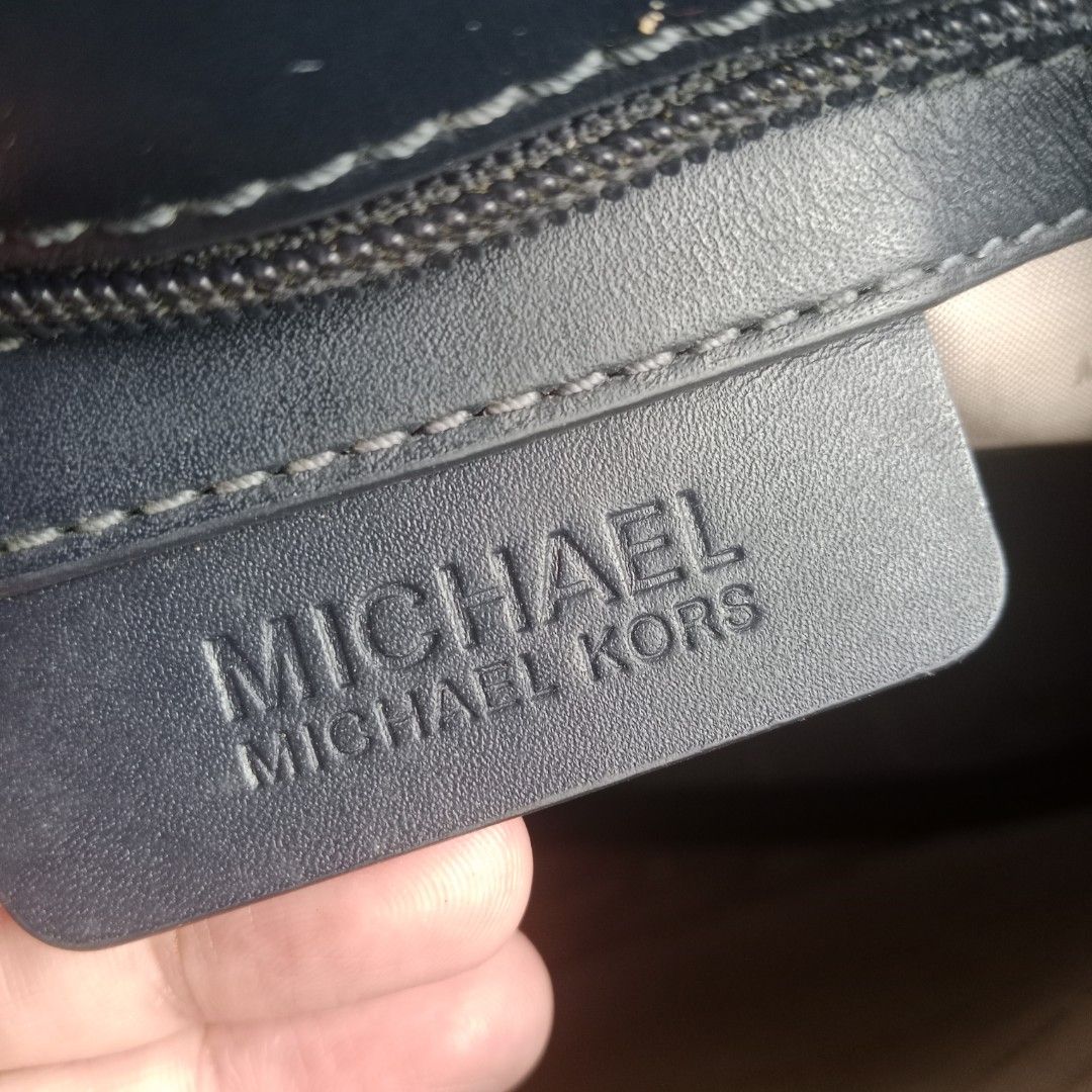 messenger bag (navy blue) (Category: Sling Bags) located in Manila. Submitted by mamapards17 (Listing ID 1466562095, Image 2). Description: .