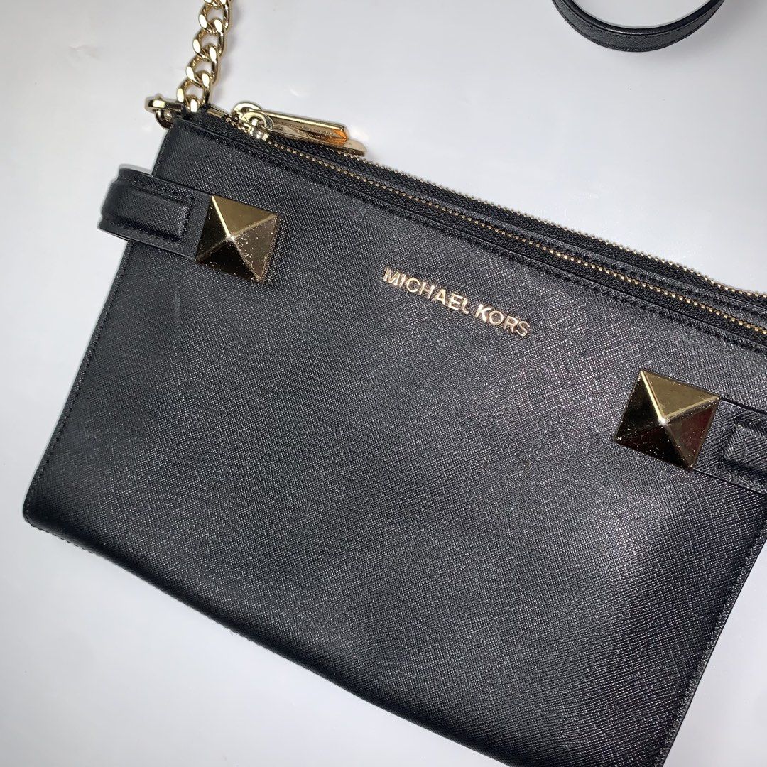 Michael Kors Karla Crossbody bag (Category: Luxury Bags & Wallets) located in Ivisan. Submitted by trashtotreasuree (Listing ID 1466396758, Image 2). Description: Michael Kors Karla Crossbody bag May mga minimal sign of ussage lg po pero sariwa papo.