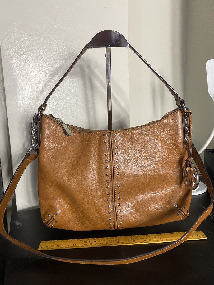 Michael Kors leather shoulder bag (Category: Luxury Bags & Wallets) located in Pasig City. Submitted by maricrism68145 (Listing ID 1466539708, Image 1). Description: Japan preloved.