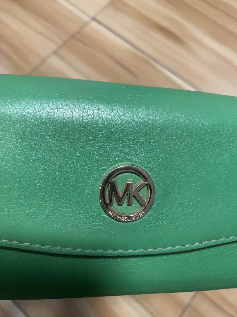 Michael Kors long wallet (Category: Wallets & Card holders) located in Cabanatuan. Submitted by prelovedbycheesekeyk (Listing ID 1466425627, Image 2). Description: Sign of usage No major flaws Og .