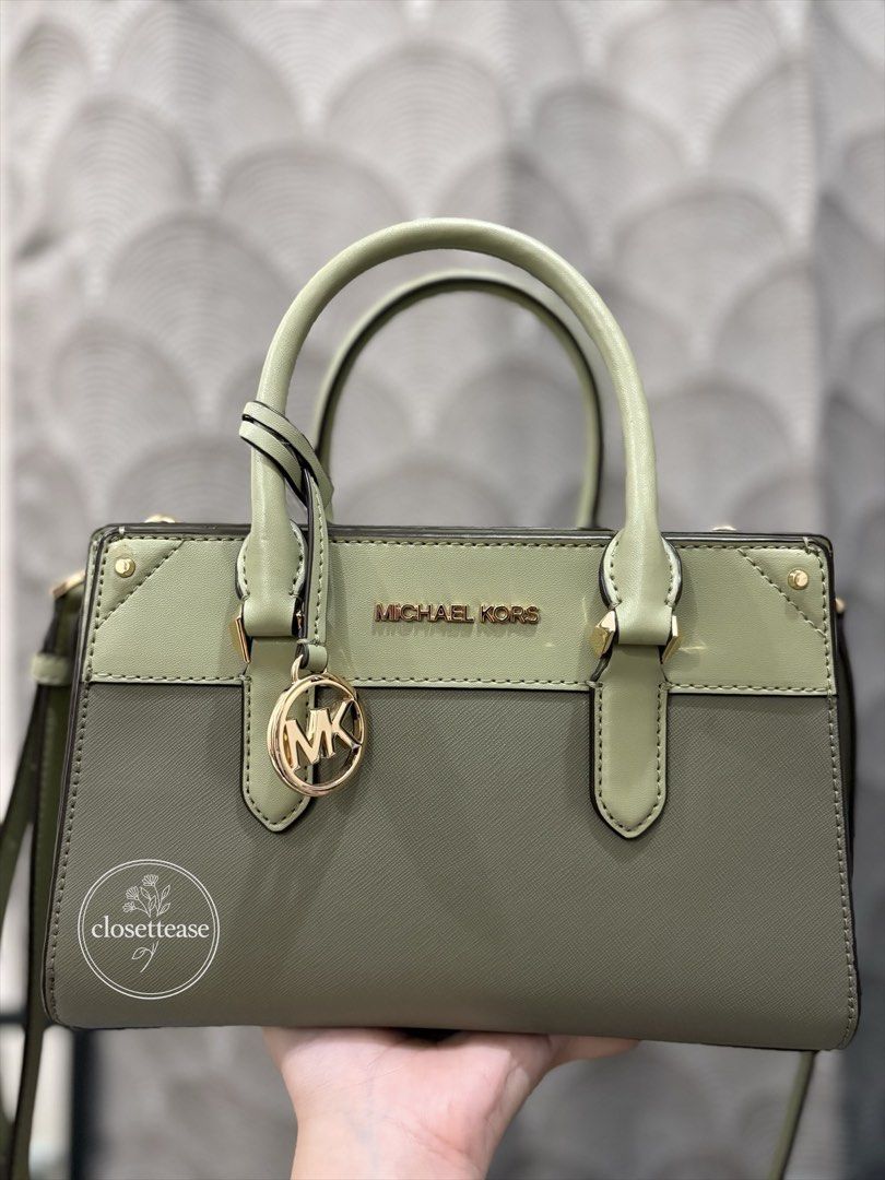 Michael Kors Two Way Bag (Category: Cross-body Bags) located in Manila. Submitted by closettease (Listing ID 1466536877, Image 1). Description: Guaranteed original, with free paperbag. Preloved but used it 2-3times can bundle with the blue one which is brand new for 6500 🥰 Send pm for more pictures, not including all of the photos here to avoid photo grabbing 🤍.