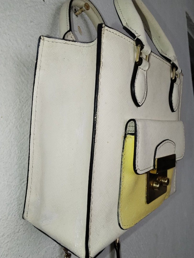 Micheal Kors (Category: Cross-body Bags) located in Cavite. Submitted by bagssection04 (Listing ID 1466366132, Image 2). Description: super cutey small size super ganda in actual.