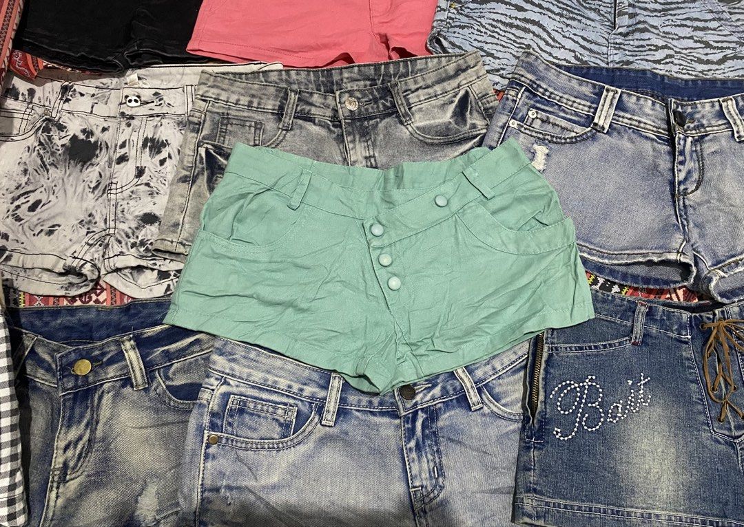 micro button short (Category: Shorts) located in Manila. Submitted by lavernsloop (Listing ID 1466470416, Image 1). Description: size 28 | low cotton fabric | lenght 9.5 📩DM FOR MORE DEETS .