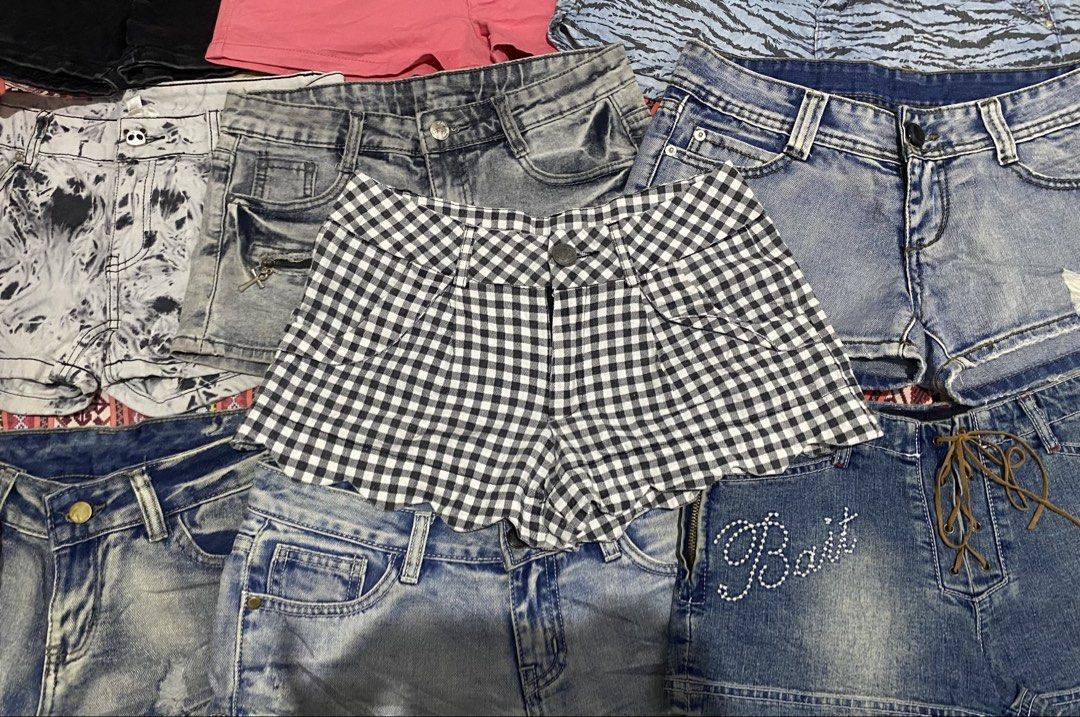 cute checkered short (Category: Shorts) located in Manila. Submitted by lavernsloop (Listing ID 1466471352, Image 1). Description: size 28 | low cotton fabric | lenght 10.5 📩DM FOR MORE DEETS.