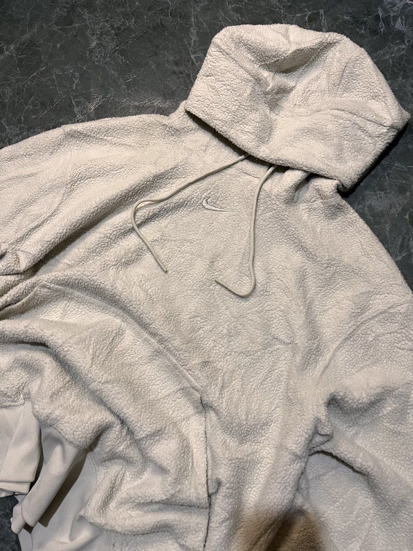 MID SWOOSH SHERPA FLEECE (Category: Hoodies) located in Valencia. Submitted by hunterxthrifter (Listing ID 1466524459, Image 2). Description: GOOD ASNEW NO ISSUE NEEDWASH SIZE LARGE.