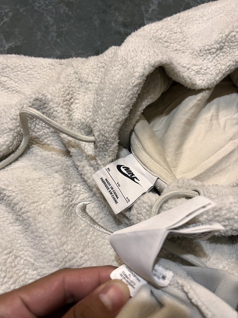 MID SWOOSH SHERPA FLEECE (Category: Hoodies) located in Valencia. Submitted by hunterxthrifter (Listing ID 1466524459, Image 3). Description: GOOD ASNEW NO ISSUE NEEDWASH SIZE LARGE.