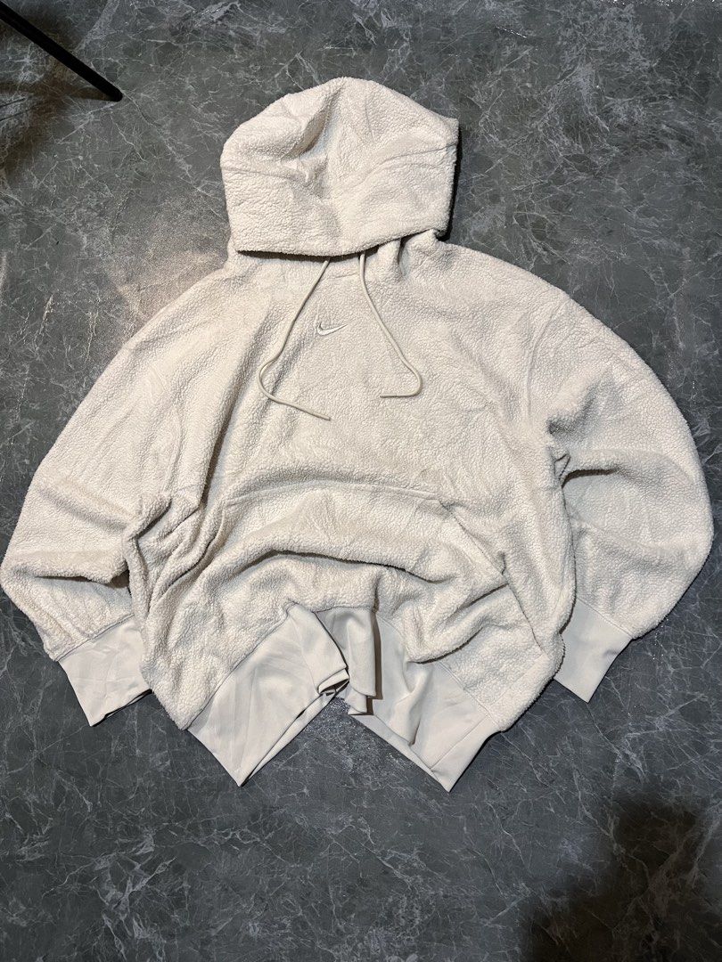 MID SWOOSH SHERPA FLEECE (Category: Hoodies) located in Valencia. Submitted by hunterxthrifter (Listing ID 1466524459, Image 1). Description: GOOD ASNEW NO ISSUE NEEDWASH SIZE LARGE.