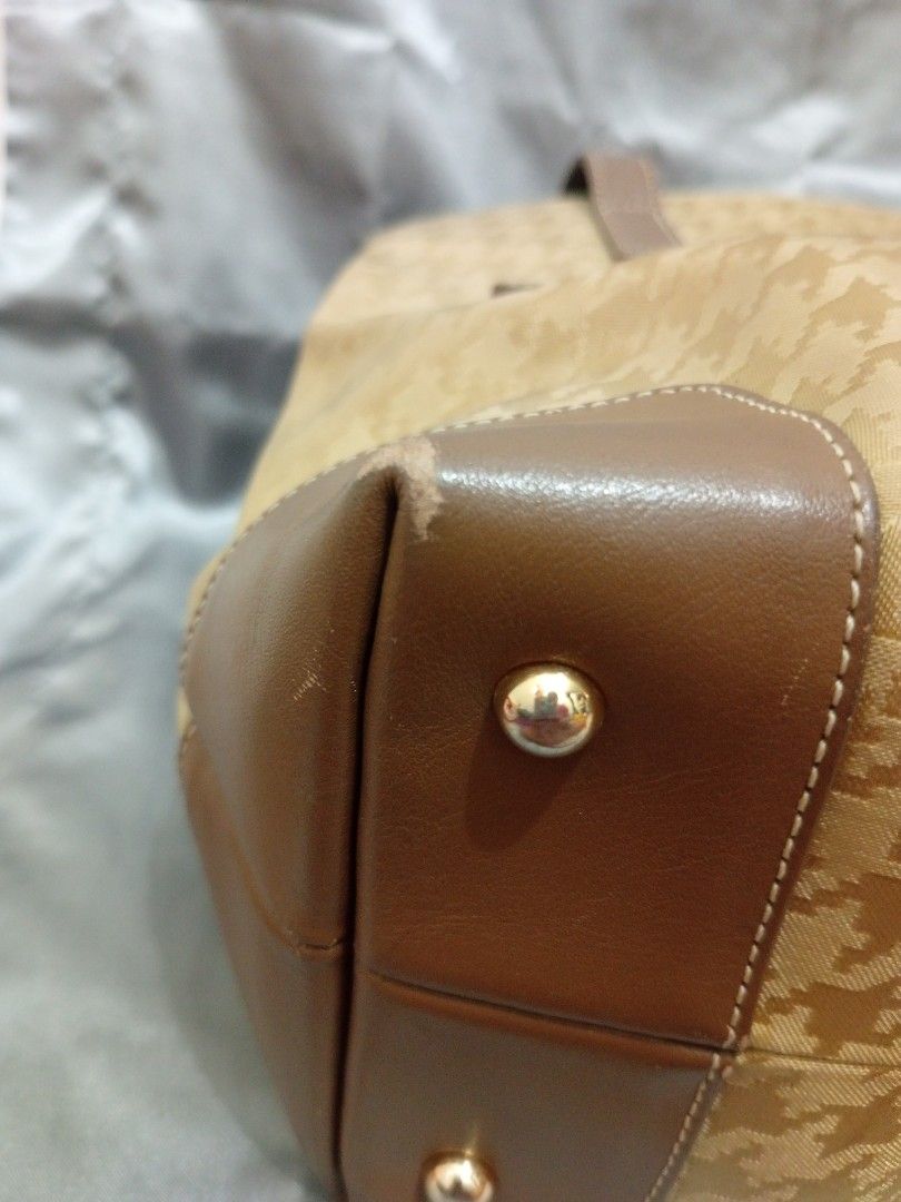 Mila schon monogram hand bag (Category: Luxury Bags & Wallets) located in Valenzuela. Submitted by bakisbox (Listing ID 1466433579, Image 3). Description: ‎Items description: ‎ ‎Condition: well usee issue: noticable scratches as seen in the picture ‎Price: 800 ‎(Negotiable) ‎ ‎Note: expect our items to have minimal flaws such as dent, scratched, chips. Due to its second hand nature or damage items from malls and or shops, here we have "AS IS" bas