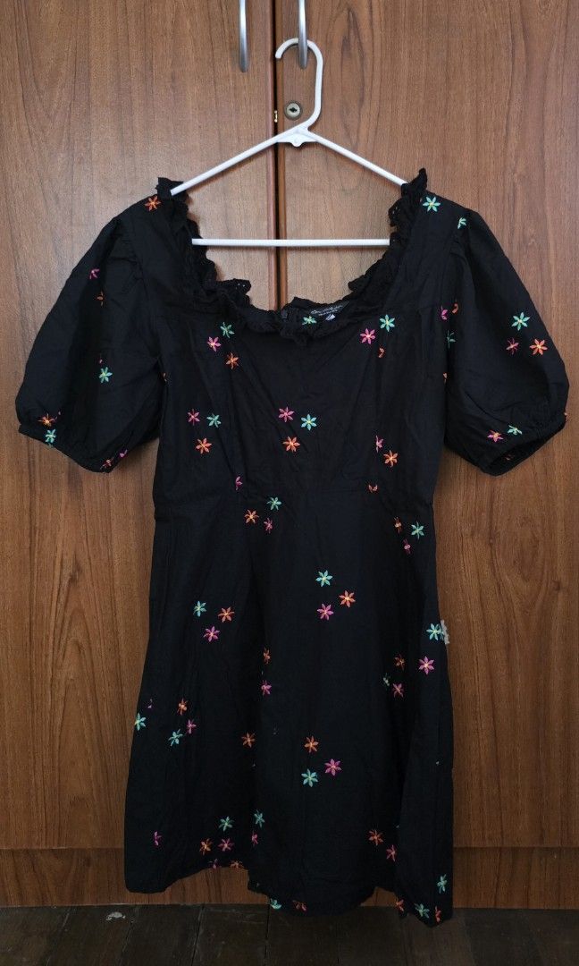 Miss Selfridge Black Mini Dress (Category: Dresses) located in Urdaneta. Submitted by kcasi (Listing ID 1466481169, Image 2). Description: Euro 40 on tag Barely used Excellent condition.
