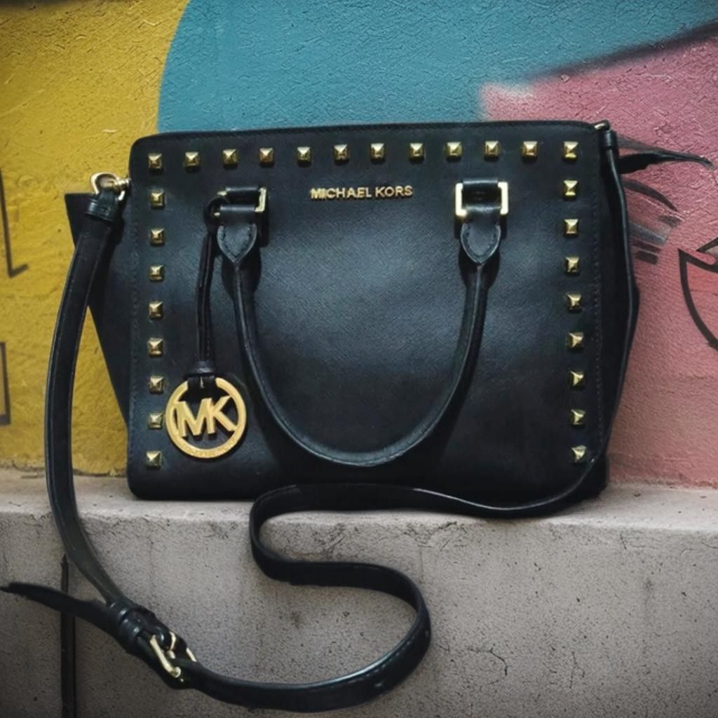 Mk Selma studded (Category: Cross-body Bags) located in Manila. Submitted by bellissima05 (Listing ID 1466400636, Image 1). Description: Product Details Color: Black Material: SaffianoLeather Hardware: Gold-Tone Dimensions: 36 x 19.5 x 13cm Includes: Detachable Leather Shoulder Strap Excellent Warna: Black Material: Satchel Leather The colour/s shown may differ from the actual colour/s due to individual's screen settings..