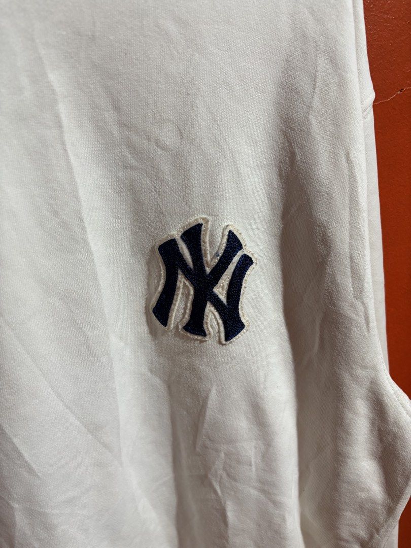 MLB New York Yankees White Sweatshirt (Category: Coats, Jackets and Outerwear) located in Naga. Submitted by ajrc.shop (Listing ID 1466475633, Image 3). Description: MLB Sweatshirt Big Logo ✅Size: XL ✅Width: 24 ✅Length: 30 ✅Color Rate: 9.8/10 ✅Issue: Nasa pic ✅Need Wash ✅Location: Bicol Naga City, Camarines Sur ✅Courier: J&T Express/Flash Express ✅MOP: Gcash only.
