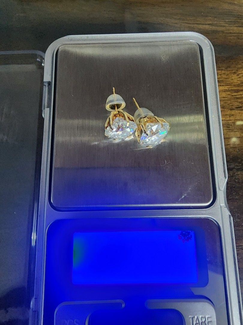 moissanite 18k pure setting (pawnable) 6 carat (Category: Earrings) located in Manila. Submitted by chrinathalie (Listing ID 1466366940, Image 1). Description: real 18k setting moissanite stone (with cert).