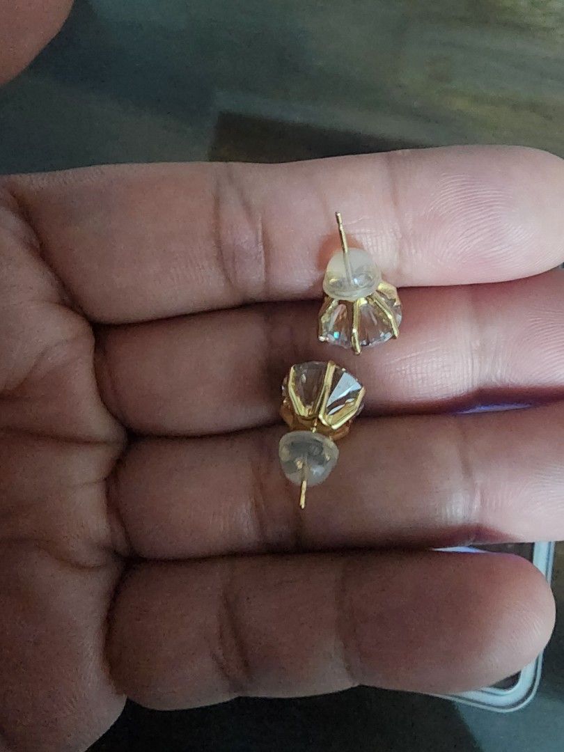 moissanite 18k pure setting (pawnable) 6 carat (Category: Earrings) located in Manila. Submitted by chrinathalie (Listing ID 1466366940, Image 2). Description: real 18k setting moissanite stone (with cert).