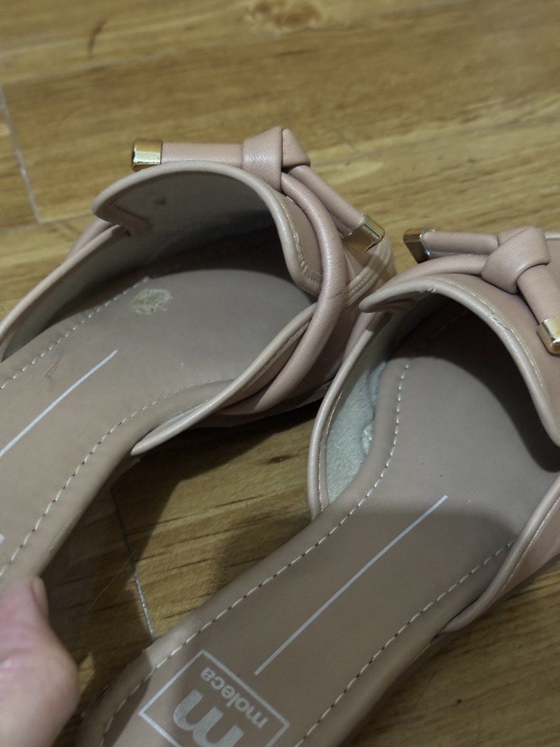 Moleca Flat Mule Slip-Ons (Category: Flats & Sandals) located in Pasig City. Submitted by authentic_preloved_by_elca (Listing ID 1466461566, Image 2). Description: Authentic nude colored Moleca mule slip-ons ✨ RFS: Minor chipping.