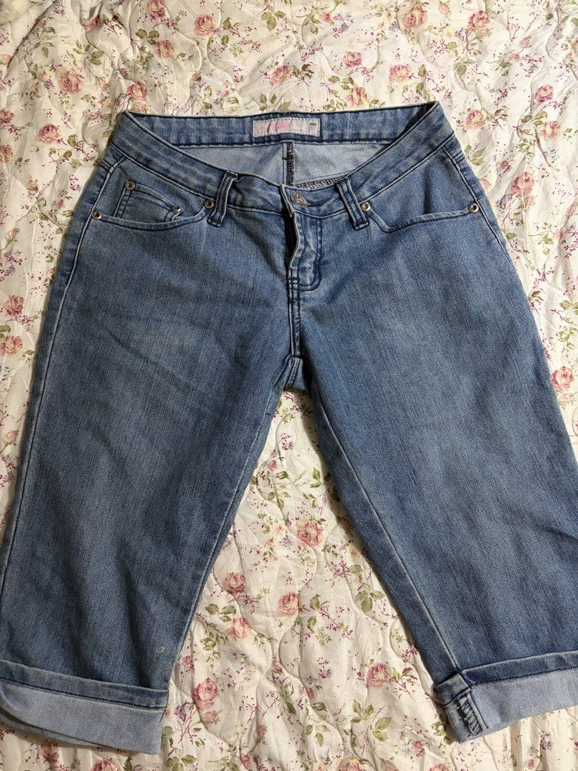 MSE Capri Pants (Category: Other Bottoms) located in Muntinlupa City. Submitted by herellas0504 (Listing ID 1466509652, Image 1). Description: MSE Capri Pants Mine: ₱20 —————— size: 25-27 (27 on tag) has stains, need wash only good for y2K fits.