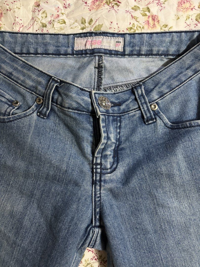 MSE Capri Pants (Category: Other Bottoms) located in Muntinlupa City. Submitted by herellas0504 (Listing ID 1466509652, Image 3). Description: MSE Capri Pants Mine: ₱20 —————— size: 25-27 (27 on tag) has stains, need wash only good for y2K fits.