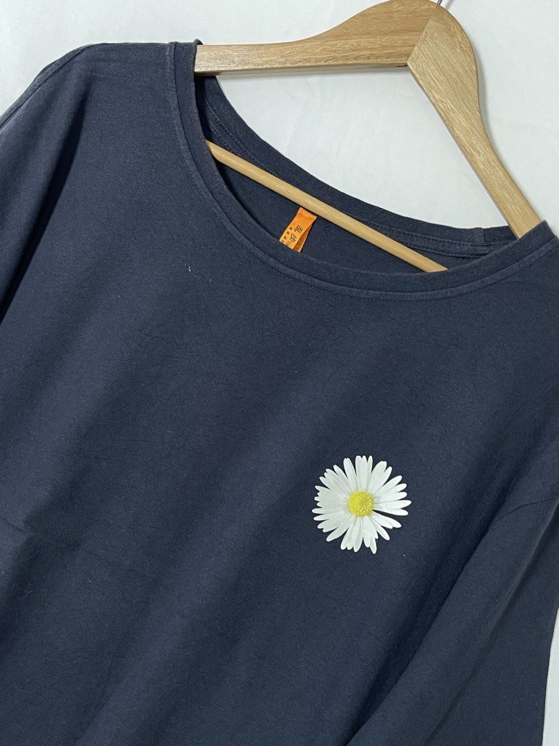 Navy Daisy Graphic Minimalist Shirt (Category: Tshirts & Polo Shirts ) located in Imus. Submitted by mochi.rella (Listing ID 1466508100, Image 3). Description: Navy Daisy Good Condition 4XL on tag | Fit XL W 24.5 | L 27 .