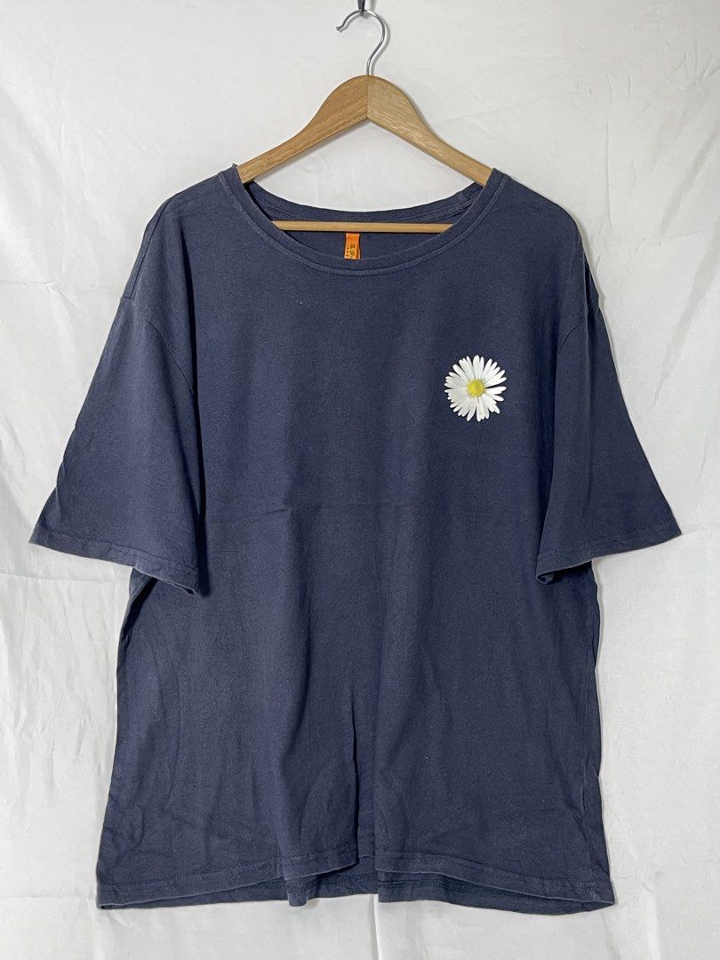 Navy Daisy Graphic Minimalist Shirt (Category: Tshirts & Polo Shirts ) located in Imus. Submitted by mochi.rella (Listing ID 1466508100, Image 1). Description: Navy Daisy Good Condition 4XL on tag | Fit XL W 24.5 | L 27 .