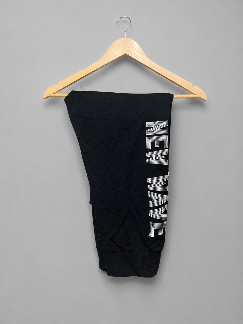 NEW WAVE Black Jogger Pants - Unisex (Category: Joggers) located in Bulacan. Submitted by annenicathriftthriftlang (Listing ID 1466477496, Image 2). Description: 🌈 NEW WAVE Black Jogger Pants - Unisex Streetwear 🔥 ANNENICA Trends Shop 📏 SIZE: Free size / Fits M-L (Waist 26-32 garterized) Length 36-37" ✔️ CONDITION: Good as new / No issue / Print intact - 9/10 ✔️ FABRIC: Cotton blend - makapal, stretchy, comfy ✔️ DETAILS: Black jogger with NEW 