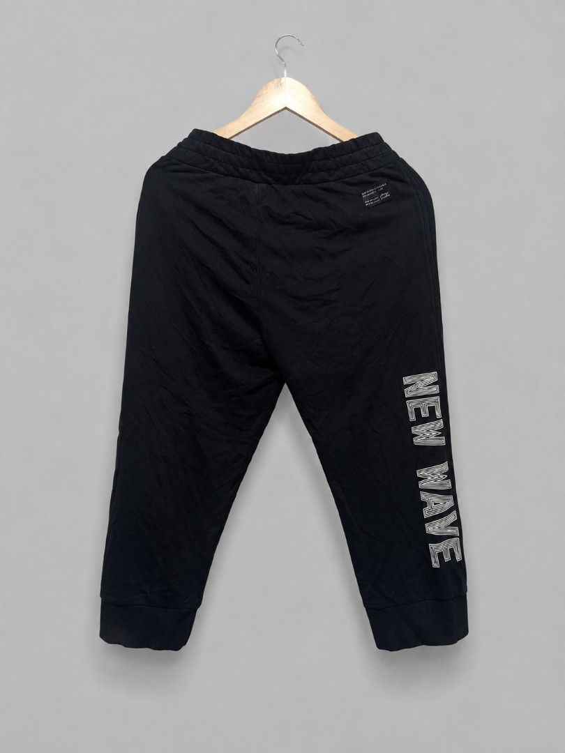 NEW WAVE Black Jogger Pants - Unisex (Category: Joggers) located in Bulacan. Submitted by annenicathriftthriftlang (Listing ID 1466477496, Image 1). Description: 🌈 NEW WAVE Black Jogger Pants - Unisex Streetwear 🔥 ANNENICA Trends Shop 📏 SIZE: Free size / Fits M-L (Waist 26-32 garterized) Length 36-37" ✔️ CONDITION: Good as new / No issue / Print intact - 9/10 ✔️ FABRIC: Cotton blend - makapal, stretchy, comfy ✔️ DETAILS: Black jogger with NEW 