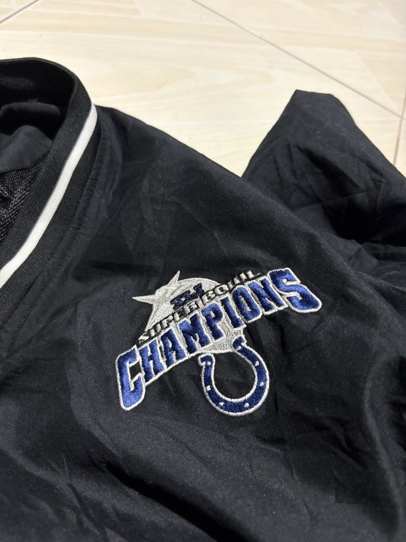 NFL Indianapolis colts (Category: Coats, Jackets and Outerwear) located in Carmona. Submitted by arthrift.31 (Listing ID 1466460225, Image 2). Description: Width:25 Length:28 Condition:9.5/10 Colorrate:9.5/10 Issue:None.