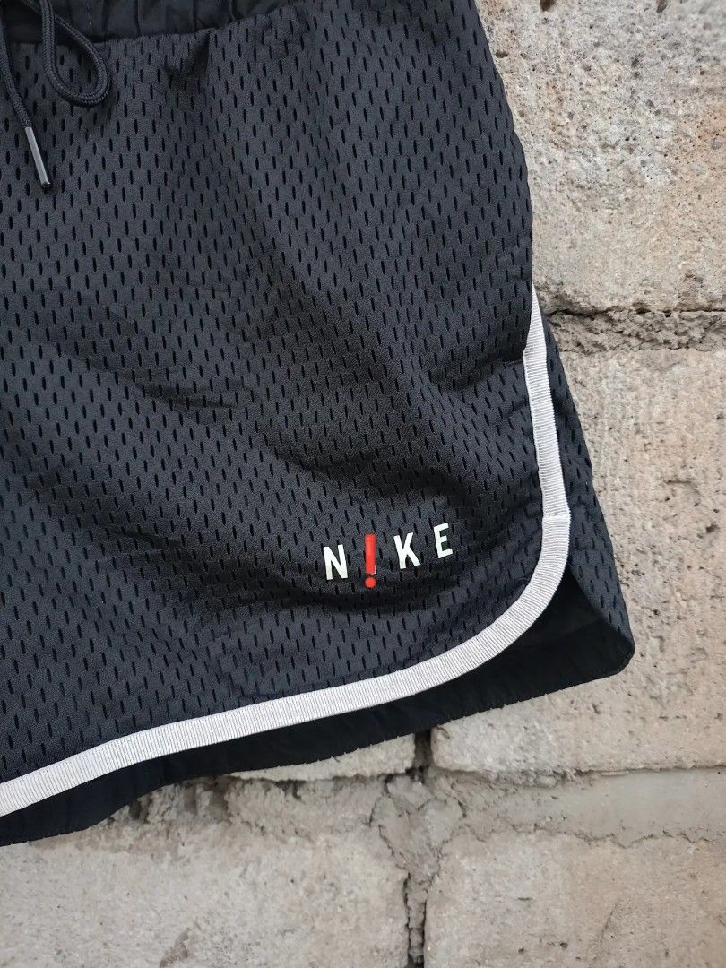 Niké Black Shorts (Category: Shorts) located in Manila. Submitted by robco (Listing ID 1466563297, Image 2). Description: Niké Black Shorts (Women's) Para sa mga gustong mag move on Waist - 22 up freesize (Garterized with Drawstring/tali) Length - 14 Excellent Condition Issue - None MINE - 200 #ukayukay #nikeshorts.