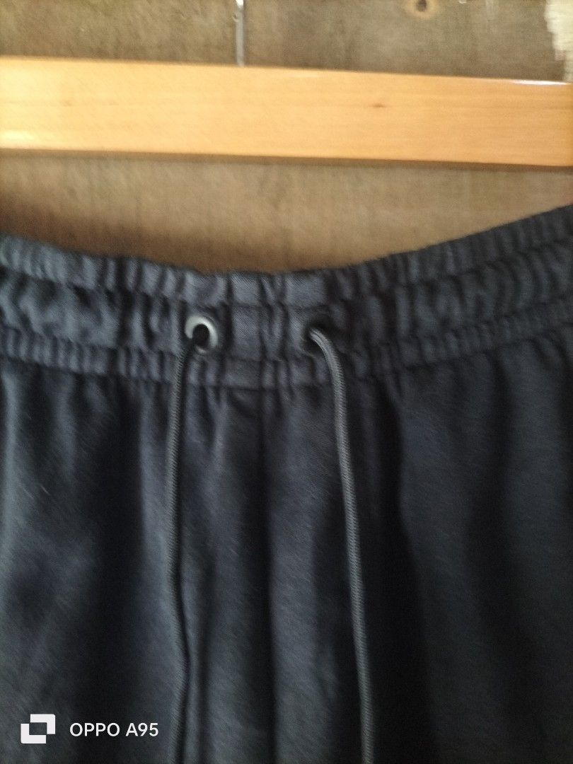 nike (Category: Shorts) located in Baler. Submitted by jaydeebaltazar (Listing ID 1466361031, Image 3). Description: nike good excellent sana may minimal pinhole lng kaya 200 nlng yan 10/10 original color niyan size: 28to34 above the knee pwede unisex.