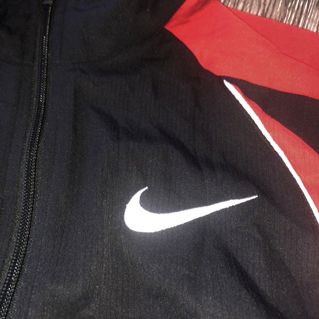 NIKE (Category: Coats, Jackets and Outerwear) located in Manila. Submitted by golden_znamss (Listing ID 1466444349, Image 3). Description: NIKE 500💸 bago, galing ibang bansa! 📍Montalban.