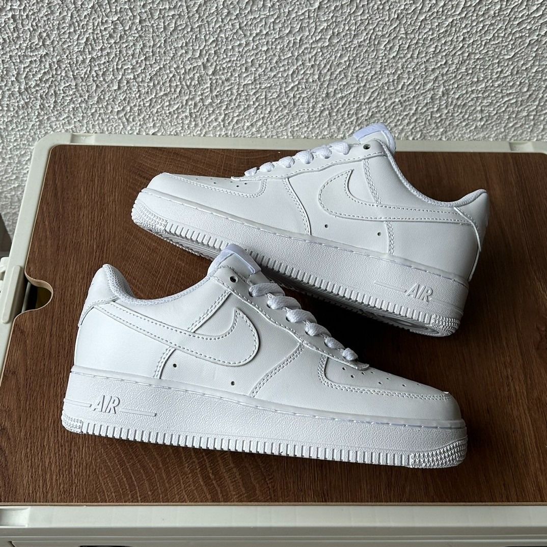 Nike Air Force 1 Low White Triple White (Category: Sneakers) located in Malabon City. Submitted by gentletigerde25b3 (Listing ID 1466475950, Image 2). Description: 带全掌气垫 AF1纯白色空军白低帮最百搭得单品没有之一 潮流入坑必穿 好看还不贵 集人气与性价比一身的小白鞋 尺码：35 36 36.5 37.5 38 38.5 39 40 40.5 41 42 42.5 43 44 44.5 45 46.