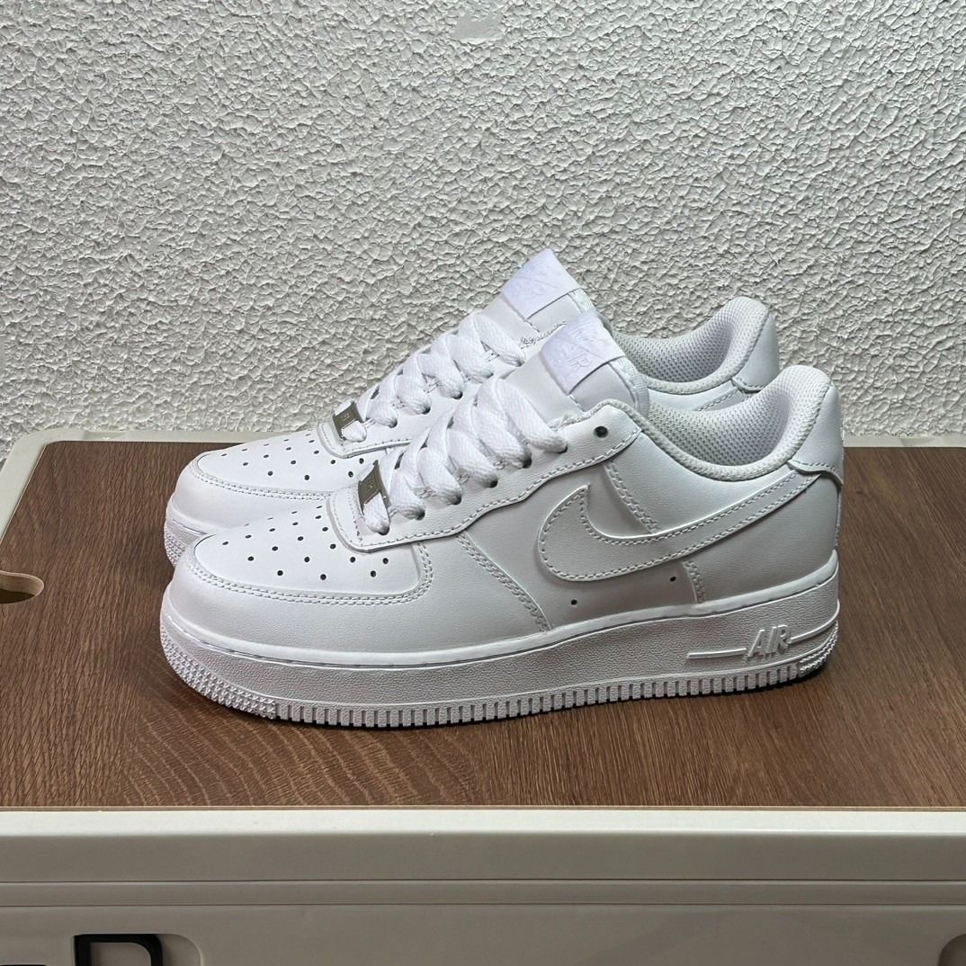 Nike Air Force 1 Low White Triple White (Category: Sneakers) located in Malabon City. Submitted by gentletigerde25b3 (Listing ID 1466475950, Image 1). Description: 带全掌气垫 AF1纯白色空军白低帮最百搭得单品没有之一 潮流入坑必穿 好看还不贵 集人气与性价比一身的小白鞋 尺码：35 36 36.5 37.5 38 38.5 39 40 40.5 41 42 42.5 43 44 44.5 45 46.