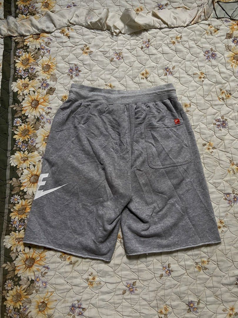 NIKE ALUMNI (Category: Shorts) located in Salug. Submitted by bagdoi_finds (Listing ID 1466494940, Image 3). Description: ISSUE: CUT MAIN TAG.