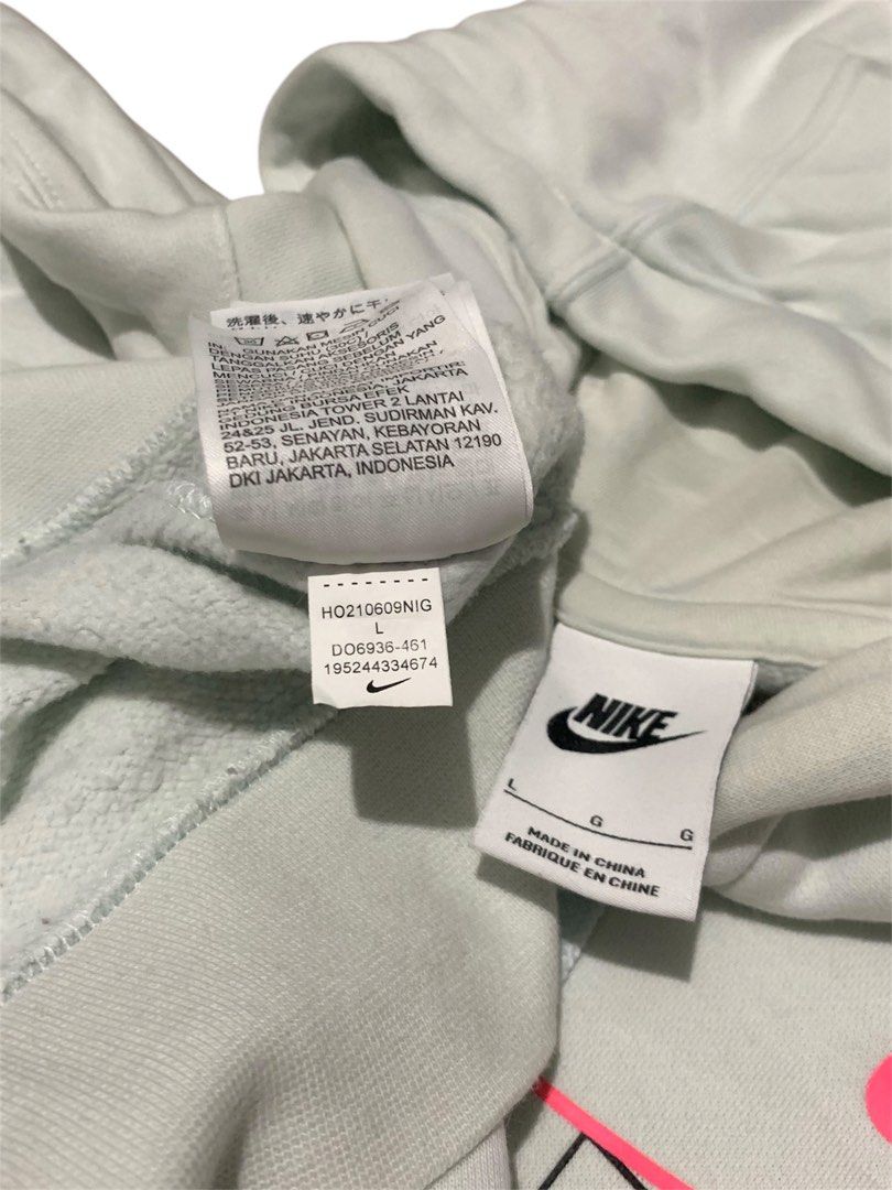 Nike Big Logo (Category: Coats, Jackets and Outerwear) located in Manila. Submitted by lyf_7hrift (Listing ID 1466450638, Image 3). Description: Jacket Big Logo Jacket P650 26L 22W Dimes 10/10 Color Rate Excellent Condition.