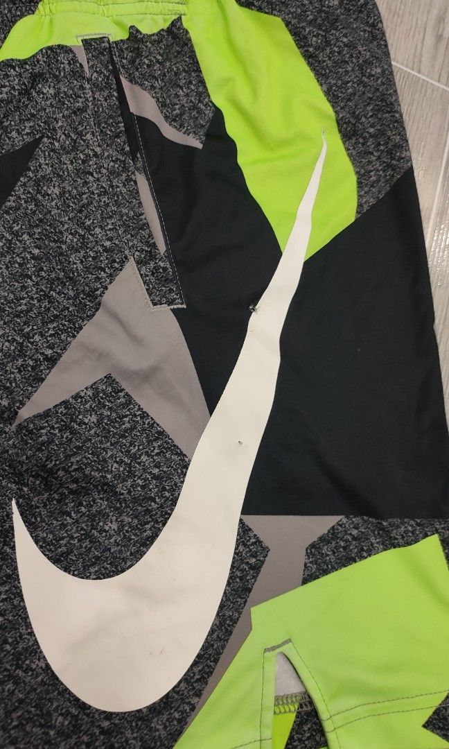 NIKE big swoosh (Category: Shorts) located in Manila. Submitted by fhilbelensoncuenco09 (Listing ID 1466550988, Image 2). Description: NIKE BIG ✅ EXELENT CONDITION SEE COMMENT FOR THE ISSUE W- 30/33 L - 16 500.