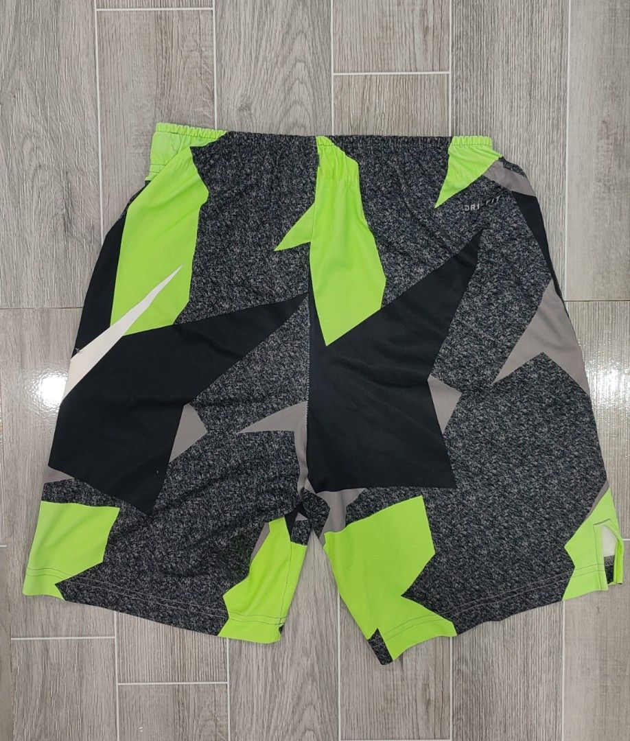 NIKE big swoosh (Category: Shorts) located in Manila. Submitted by fhilbelensoncuenco09 (Listing ID 1466550988, Image 3). Description: NIKE BIG ✅ EXELENT CONDITION SEE COMMENT FOR THE ISSUE W- 30/33 L - 16 500.
