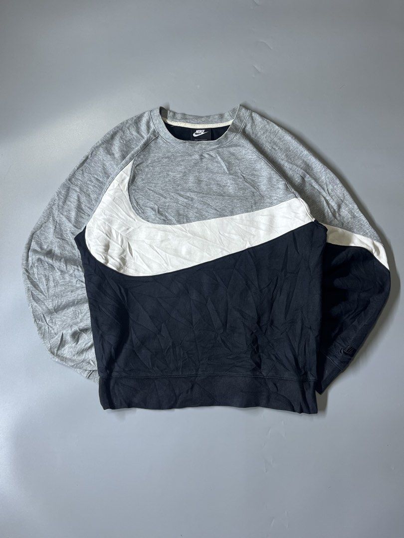 Nike Big swoosh crewneck (Category: Coats, Jackets and Outerwear) located in Manila. Submitted by villadolid77084 (Listing ID 1466390628, Image 1). Description: Nike Big swoosh Crewneck Size Medium Dimes 22x26 Color rate 9.5/10 No issue Excellent condition Price 1k+sf📩 Location Laspiñas📍.