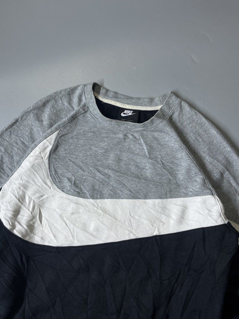 Nike Big swoosh crewneck (Category: Coats, Jackets and Outerwear) located in Manila. Submitted by villadolid77084 (Listing ID 1466390628, Image 2). Description: Nike Big swoosh Crewneck Size Medium Dimes 22x26 Color rate 9.5/10 No issue Excellent condition Price 1k+sf📩 Location Laspiñas📍.