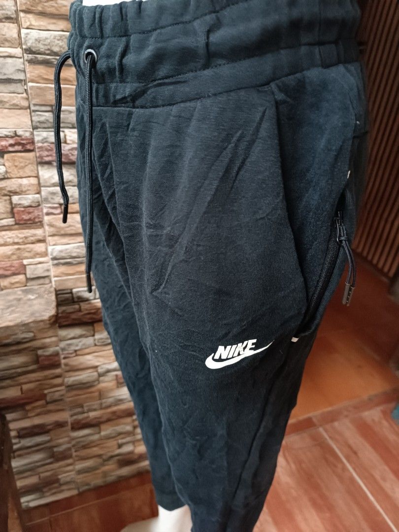 Nike Black Jogger Pants with Drawstring and Zipped Pockets (Category: Joggers) located in Gapan. Submitted by thrift2heaven (Listing ID 1466469133, Image 2). Description: Black Nike joggers with an adjustable drawstring waist. Zip pockets on the sides to keep things secure. Ribbed cuffs at the ankles. Soft material, great for working out or chilling at home..