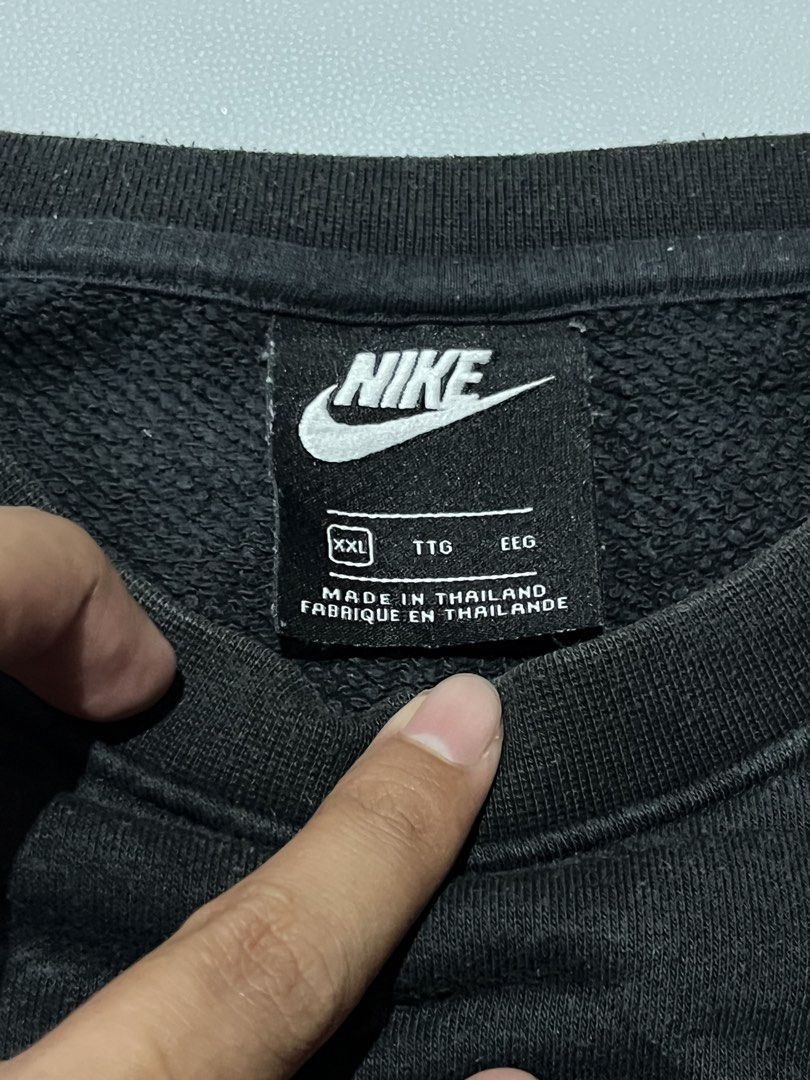 Nike Black Sweatshirt XXL (Category: Coats, Jackets and Outerwear) located in Manila. Submitted by ben_101202 (Listing ID 1466477202, Image 3). Description: Nike mid logo Large to XL Dimes:24x28 Excellent condition .