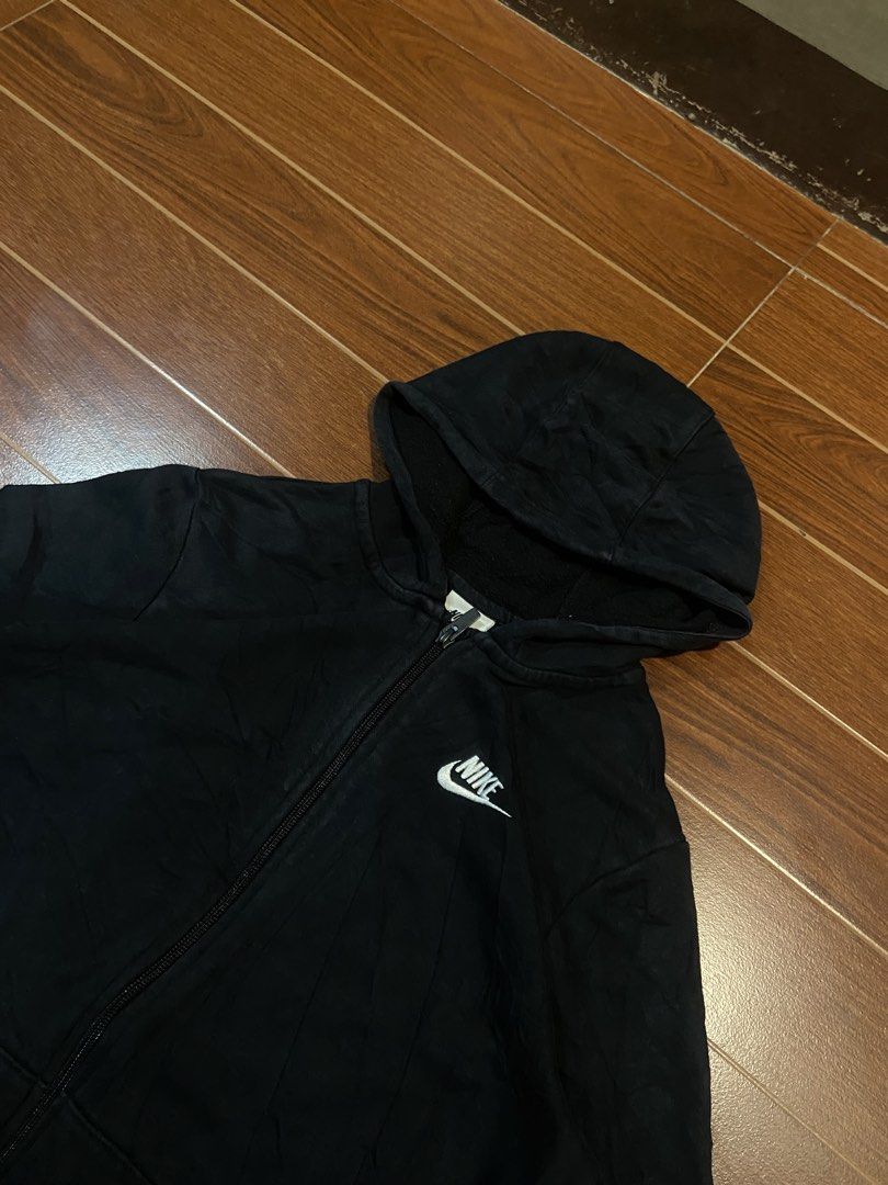 Nike Black Zip-Up Hoodie (Category: Hoodies) located in Mati. Submitted by frederickg48365 (Listing ID 1466410777, Image 2). Description: NIKE CLUB FLEECE SIZE: XL ( YOUTH ) DIMES: 19W x 25L EXCELLENT CONDITION NO ISSUE COLOR RATE 9.5/10 NEED WASH CLAIM📩 - Brand: Nike - Item: Black Zip-Up Hoodie with Drawstring Hood - Details: White embroidered logo on chest, front pockets, ribbed cuffs and hem - Size: XL (best fits height 158-170cm) - Material: