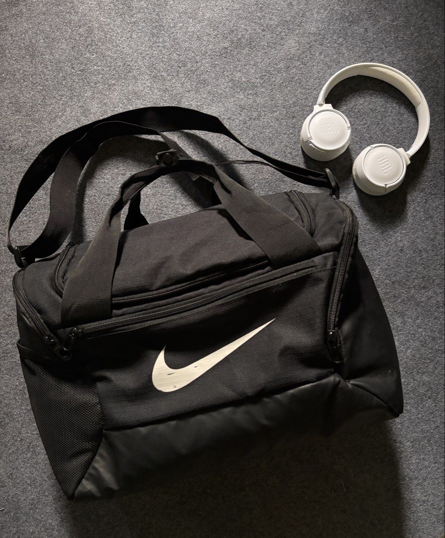 Nike Duffle Bag (Category: Sling Bags) located in Cebu City. Submitted by suota_co_23 (Listing ID 1466544297, Image 1). Description: Nike small duffle bag unisex mimimal issue on logo check last pic overall zippers are working no holes and no major issues.