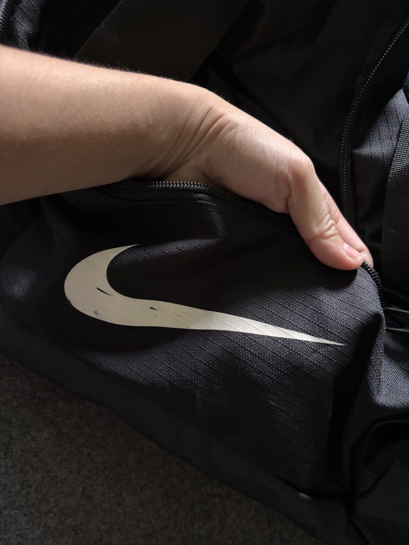 Nike Duffle Bag (Category: Sling Bags) located in Cebu City. Submitted by suota_co_23 (Listing ID 1466544297, Image 3). Description: Nike small duffle bag unisex mimimal issue on logo check last pic overall zippers are working no holes and no major issues.
