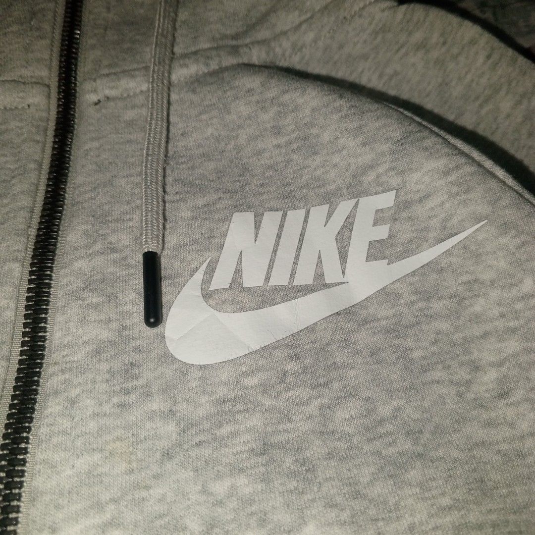 Nike gray zip up hoodie (Category: Hoodies) located in Bacoor. Submitted by jeffmedrin55454 (Listing ID 1466495656, Image 2). Description: dimes 20x24 issue none location Bacoor Cavite.