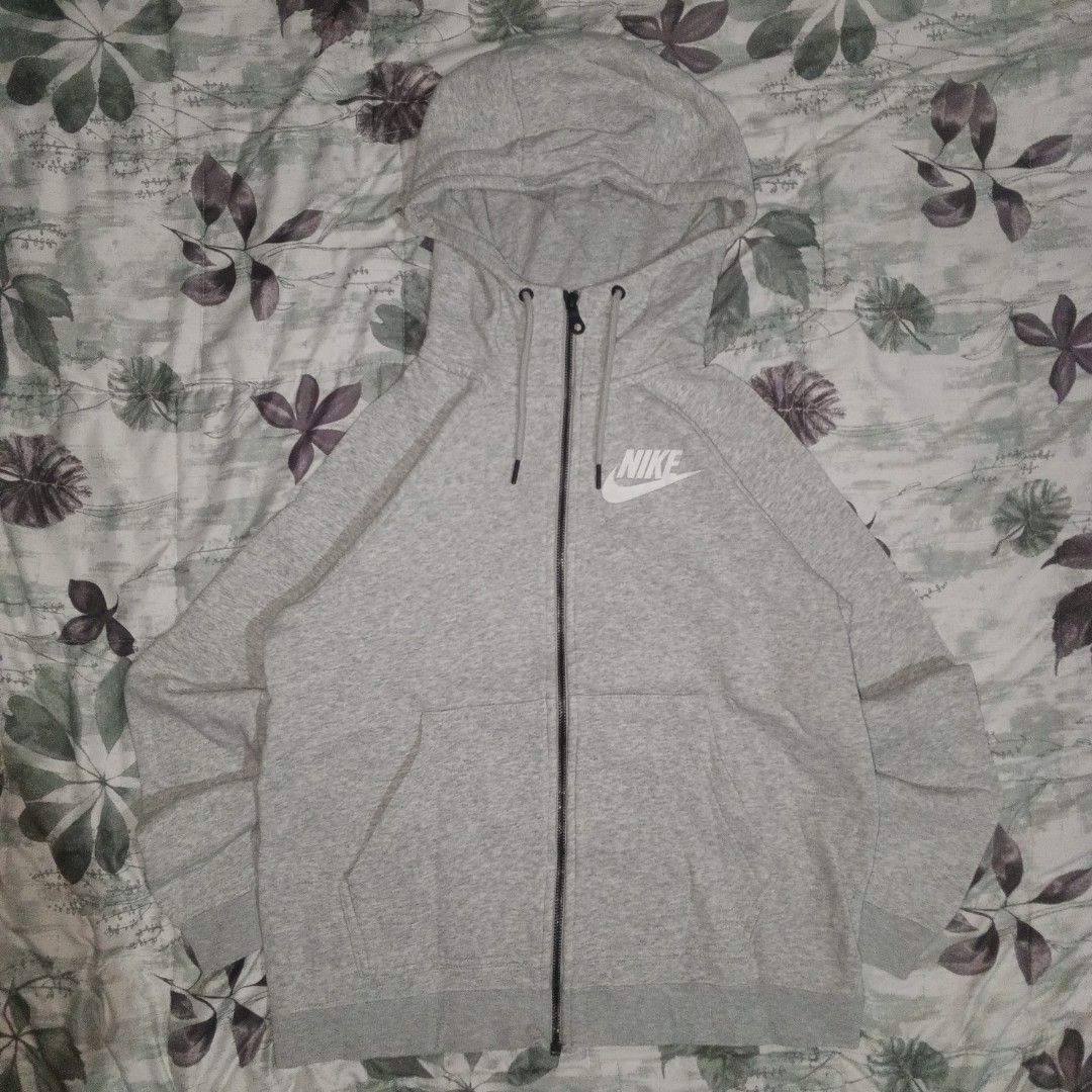 Nike gray zip up hoodie (Category: Hoodies) located in Bacoor. Submitted by jeffmedrin55454 (Listing ID 1466495656, Image 1). Description: dimes 20x24 issue none location Bacoor Cavite.