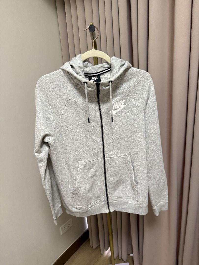 NIKE Grey Jacket in Medium (Category: Hoodies) located in Marikina City. Submitted by tashdeclutters. (Listing ID 1466345856, Image 1). Description: ✨ NIKE Grey Jacket in Medium - P990 ✨ Condition 3: Good/Lightly Used 🛍️ Purchased in: Philippines ✨ @tashdeclutters ✨ Created to share the things that no longer spark joy with Tash — and hopefully, let them spark joy for someone else. 🤍 📌 SHOP POLICIES • Prices posted are FINAL. • NO LOWBALLERS. I