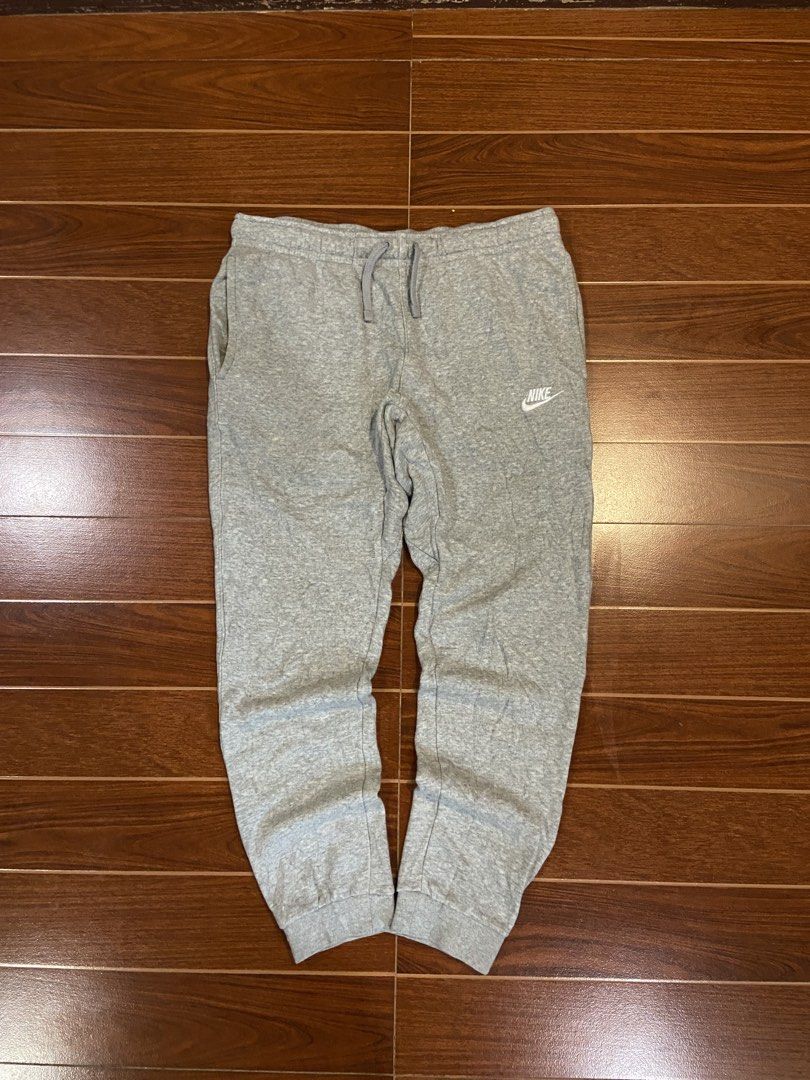 Nike Grey Sweatpants Joggers Size S (Category: Joggers) located in Mati. Submitted by frederickg48365 (Listing ID 1466411536, Image 1). Description: NIKE CLUB PANTS (GRY) SIZE: SMALL DIMES: 34-40W x 36L ASNEW CONDITION NO ISSUE COLOR RATE 10/10 NEED WASH CLAIM📩 - Brand: Nike - Item: Joggers / Sweatpants - Color: Grey - Size: Small (S) - Features: Elastic waistband with drawstring, side pockets, ribbed ankle cuffs - Logo: Small white embroidered 
