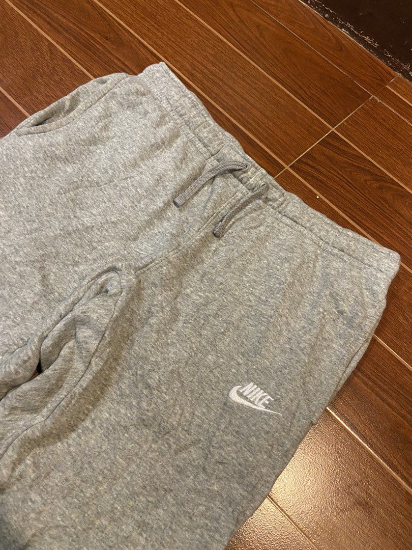 Nike Grey Sweatpants Joggers Size S (Category: Joggers) located in Mati. Submitted by frederickg48365 (Listing ID 1466411536, Image 2). Description: NIKE CLUB PANTS (GRY) SIZE: SMALL DIMES: 34-40W x 36L ASNEW CONDITION NO ISSUE COLOR RATE 10/10 NEED WASH CLAIM📩 - Brand: Nike - Item: Joggers / Sweatpants - Color: Grey - Size: Small (S) - Features: Elastic waistband with drawstring, side pockets, ribbed ankle cuffs - Logo: Small white embroidered 
