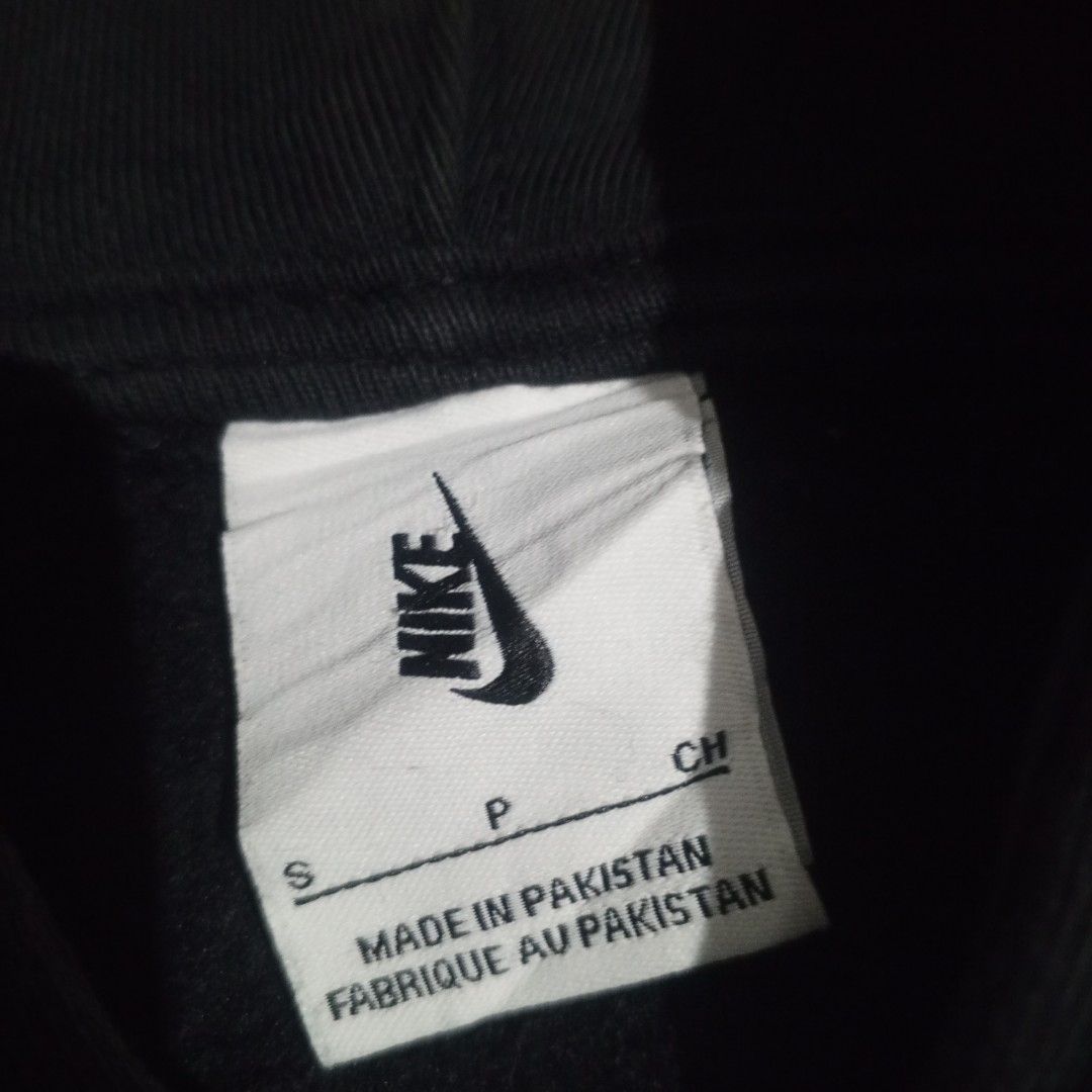 Nike hooded zipper jacket (Category: Hoodies) located in Bacoor. Submitted by jeffmedrin55454 (Listing ID 1466467183, Image 3). Description: dimes 20.5x25 issue:2 hole heavy cotton location Bacoor Cavite.