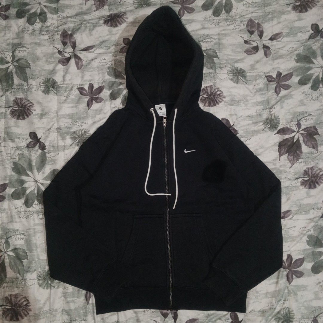 Nike hooded zipper jacket (Category: Hoodies) located in Bacoor. Submitted by jeffmedrin55454 (Listing ID 1466467183, Image 1). Description: dimes 20.5x25 issue:2 hole heavy cotton location Bacoor Cavite.